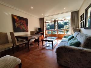 a living room with a couch and a table at Apartamentos Mazuga Rural in Po