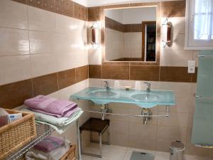 Baño con 2 lavabos y espejo en Les chambres d'Adeline - B&B en Murs