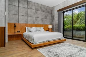 Ένα ή περισσότερα κρεβάτια σε δωμάτιο στο Amarell Ubud - Private Luxury Villa