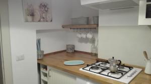 a kitchen with a stove and a counter top at Residenza Se son Rose in Schignano +12 photos