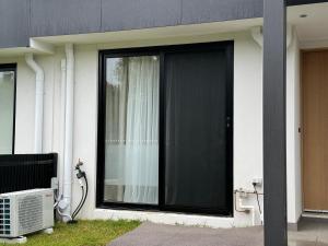 a sliding glass door on the side of a house at Mooroolbark 火车站附近的阳光大床房 in Mooroolbark