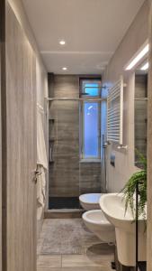 ein Badezimmer mit Toilette, Waschbecken und Dusche in der Unterkunft Appartamento in centro storico in Sanremo + 38 Fotos