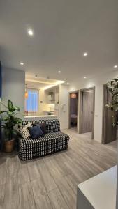 ein Wohnzimmer mit einem schwarz-weißen Sofa in der Unterkunft Appartamento in centro storico in Sanremo