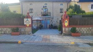 une entrée d'un bâtiment avec une clôture et un parapluie dans l'établissement Boomerang Cottage B&B - Quintanapalla, à Quintanapalla 29 autres photos