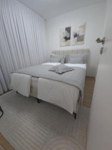 Ένα ή περισσότερα κρεβάτια σε δωμάτιο στο Sara Luxe Apartment