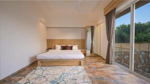 Ένα ή περισσότερα κρεβάτια σε δωμάτιο στο Heritage 4Bhk Villa Lonavala With Turf +40 φωτογραφίες