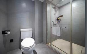 成都市にあるQingju Hotel, Chunxi Road, Taikoo Li, Chengduのトイレとシャワー付きのバスルーム