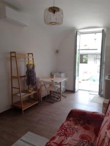salon z kanapą i stołem w obiekcie Mirasol w mieście Portici