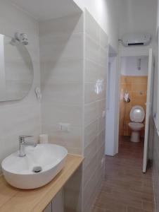 biała łazienka z umywalką i toaletą w obiekcie Mirasol w mieście Portici +9 zdjęć