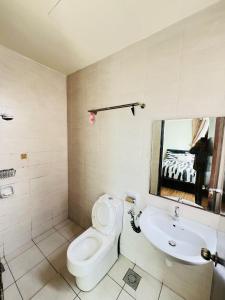 Bilik mandi di Modern4BR Retreat - City Center
