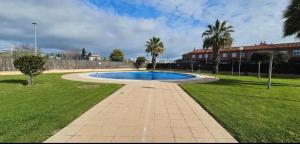 una piscina en un parque con palmeras en Atardeceres en Bajoguía, en Sanlúcar de Barrameda 11 fotos más