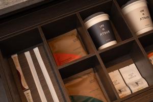 Atour Hotel Hohhot Wanda Plaza, Xinhua Street في هوهوت: رف خشبي مع كتب عليه