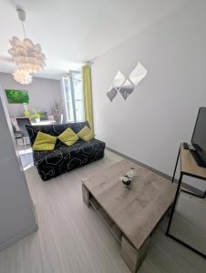 洛什Porte des cordeliers的客厅配有黑色沙发和咖啡桌