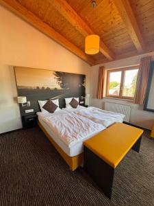 Giường trong phòng chung tại Boutique & Wellnesshotel Thalmässing +19 ảnh