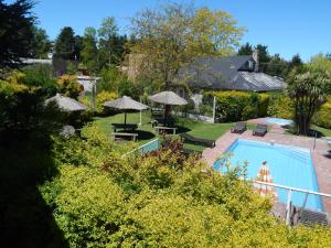 an aerial view of a backyard with a swimming pool and umbrellas at Piedra Caliza in Tandil