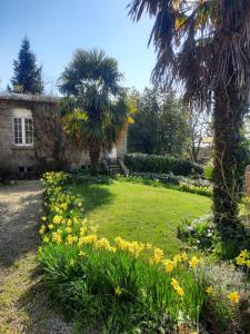 Κήπος έξω από το Chambres d'hôtes Bord de Rance +7 φωτογραφίες
