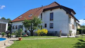 une maison blanche avec une piscine dans une cour dans l'établissement 60 m² Ferienapartment Zentrumsnahe mit Gartenbenutzung, à Steyr