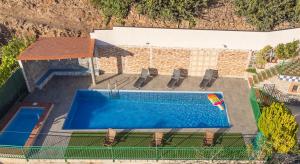an overhead view of a swimming pool with chairs around it at El Aguacate in Lanjarón