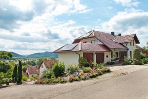 une maison au bord d'une route dans l'établissement Ferienwohnung Bodenseeblick, 