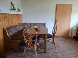 Una sala de estar con una mesa y sillas y un sofá. en Gute Laune, en Zapel 2 fotos más