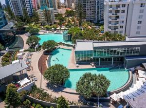 ゴールドコーストにあるLa Jolla Holiday Surfers Paradiseの市街の大型スイミングプールの上面の景色
