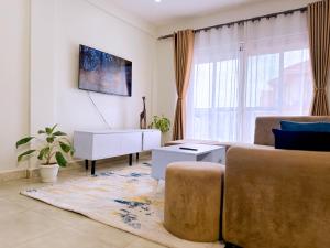 un soggiorno con un divano e un tavolo di Spacious 3Bedroom Apartment in Muyenga, Bukasa Road a Kampala