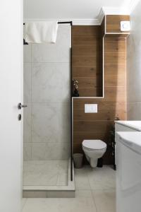 a bathroom with a shower and a toilet at Nest Inn Velvet Apartment in Baia Mare +3 photos
