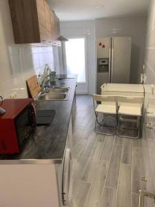una cocina con fregadero y encimera en CASA TITA PLAZA MAYOR a 1 minuto, 5 baños, en Salamanca