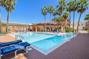 Πισίνα στο ή κοντά στο Big Private Luxury Home in Beach Gated Community