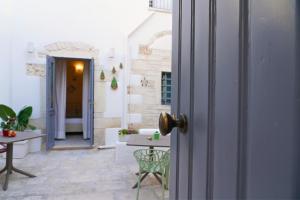 オストゥーニにあるCasa Giardino - RELAX, VISTA, MAGIA nel CUORE BIANCO di OSTUNIのパティオ(テーブル、椅子付)へアクセスできます。 +25枚の写真