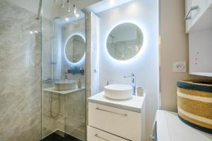 a bathroom with a sink and a shower at appart terrasse 1 mn de la plage in Nice