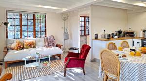 Posezení v ubytování Beach House, Pool, Braai, Patio, Water Sports