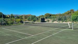 Tenis a/nebo squash v ubytování Beach House, Pool, Braai, Patio, Water Sports nebo okolí