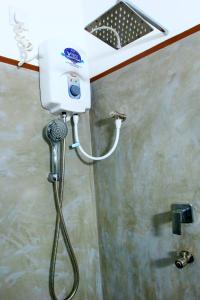 ウェリガマにあるRoxie Guestのバスルーム(シャワー、水道ホース付)