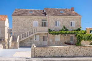 Afbeelding uit fotogalerij van Apartments Bezmalinović 2 in Bol +32 foto's