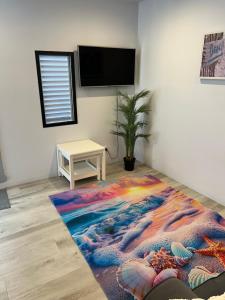 Woody PointにあるCozy guest suite in Margateのリビングルーム(カラフルな敷物付)