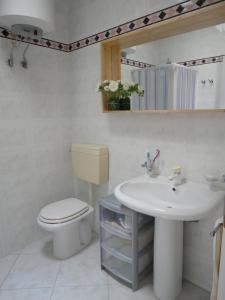 トッレ・ヴァードにあるGiglio di Mareのバスルーム(トイレ、洗面台、鏡付)
