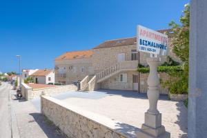 Afbeelding uit fotogalerij van Apartments Bezmalinović 2 in Bol