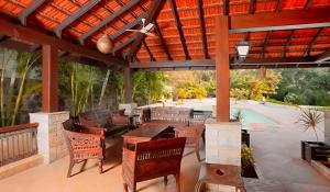 Swimmingpoolen hos eller tæt på Luxury Florida 5Bhk Villa Alibaug