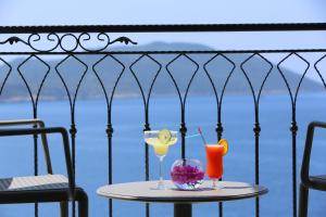 una mesa con 2 bebidas en el balcón en Payam Hotel, en Kas