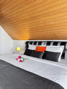 Una cama o camas en una habitación de Centra Hotel Zurich