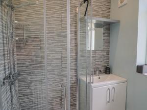 Ένα μπάνιο στο Cedar Drive +28 φωτογραφίες