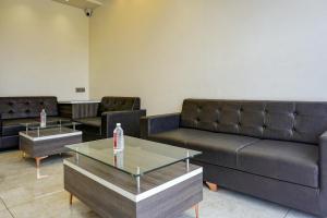 Χώρος καθιστικού στο Super Townhouse Poona Royal