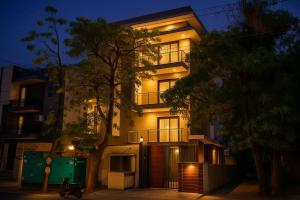 Un gran edificio con luces a los lados. en Hotel Admire Inn Sector-50 by ASPL, en Noida