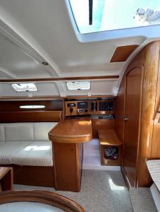 Piccola camera con letto e scrivania. di Bateau 6 à 8 personnes hyper centre ville a Lorient