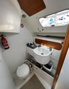 un piccolo bagno con un water e un lavandino di Bateau 6 à 8 personnes hyper centre ville a Lorient Altre 3 foto