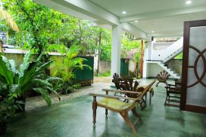 ウェリガマにあるRoxie Guestのパティオ(テーブル、椅子、植物付)