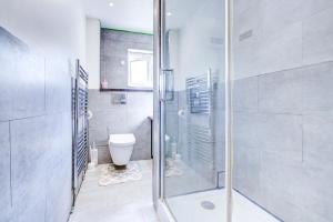 a bathroom with a shower and a toilet at 1BR Wapping Flat, Free Parking, Sleeps 4 in London +12 photos