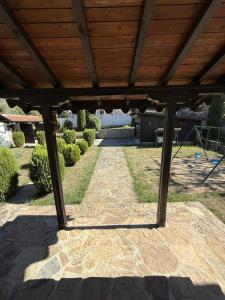 pergolato in legno in un cortile con patio di Къща за гости Сияйна Зора a Plachkovtsi