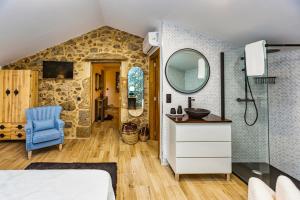 a bathroom with a sink and a mirror at Pensión Casa a Fontana 
